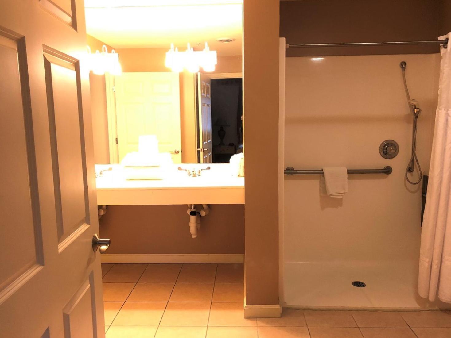 Vacation Village In The Berkshires Hancock Oda fotoğraf A typical bathroom in a hotel