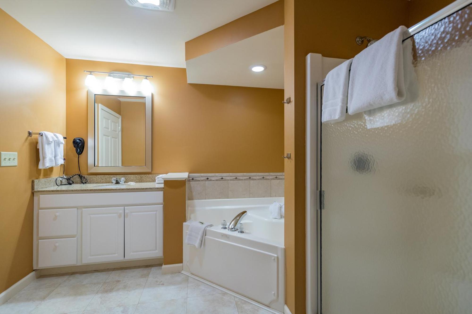 Vacation Village In The Berkshires Hancock Dış mekan fotoğraf A bathroom in a typical hotel room