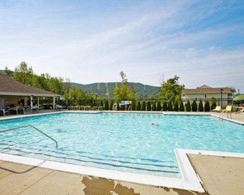Vacation Village In The Berkshires Hancock Dış mekan fotoğraf The pool at the Mountain Mile