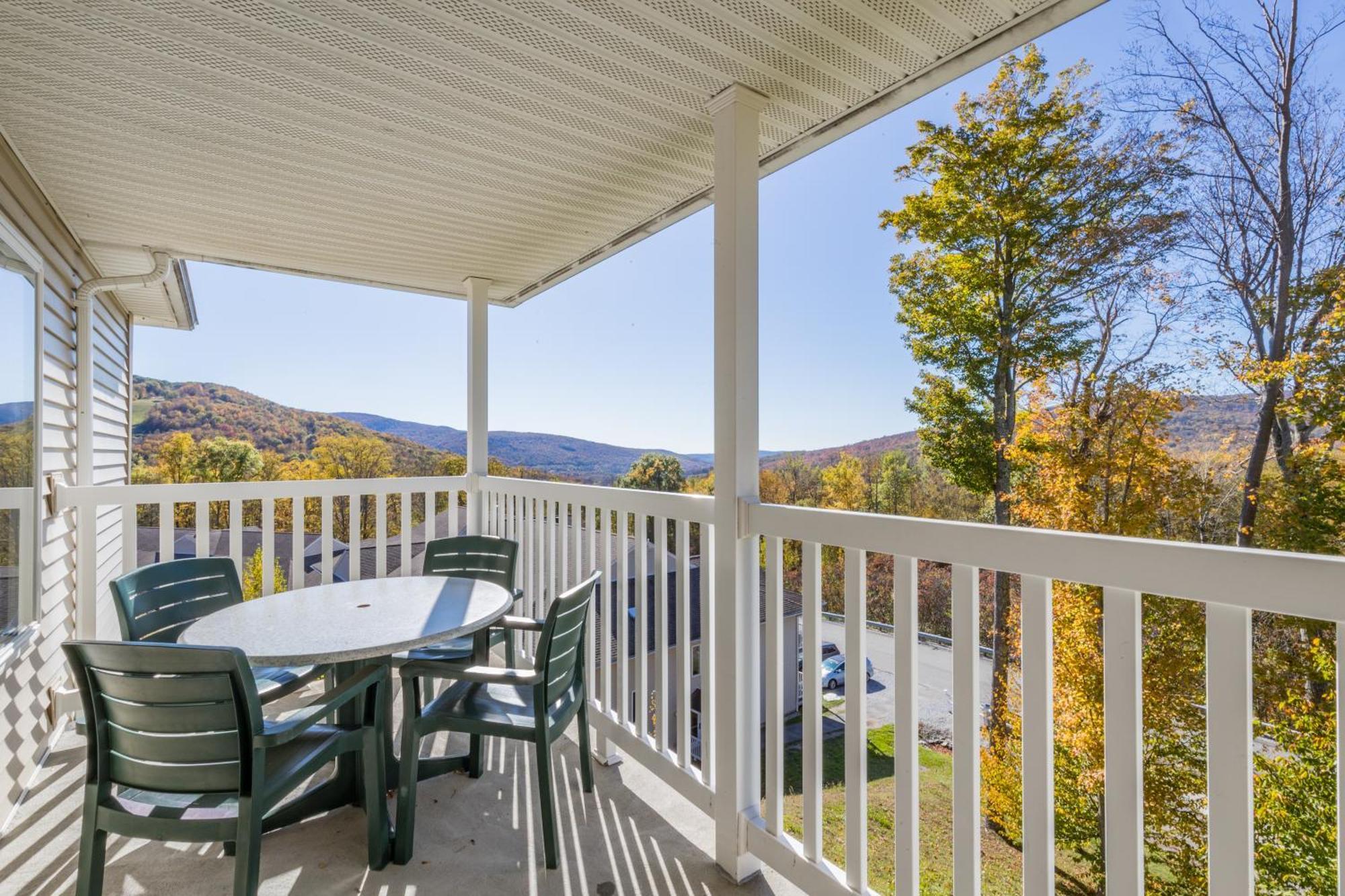 Vacation Village In The Berkshires Hancock Dış mekan fotoğraf A balcony at the Riverview Apartments