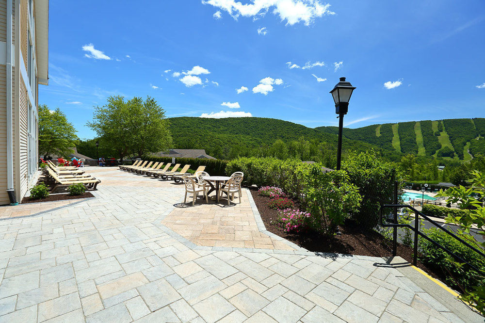 Vacation Village In The Berkshires Hancock Dış mekan fotoğraf The patio at the Mountain View Grand Resort