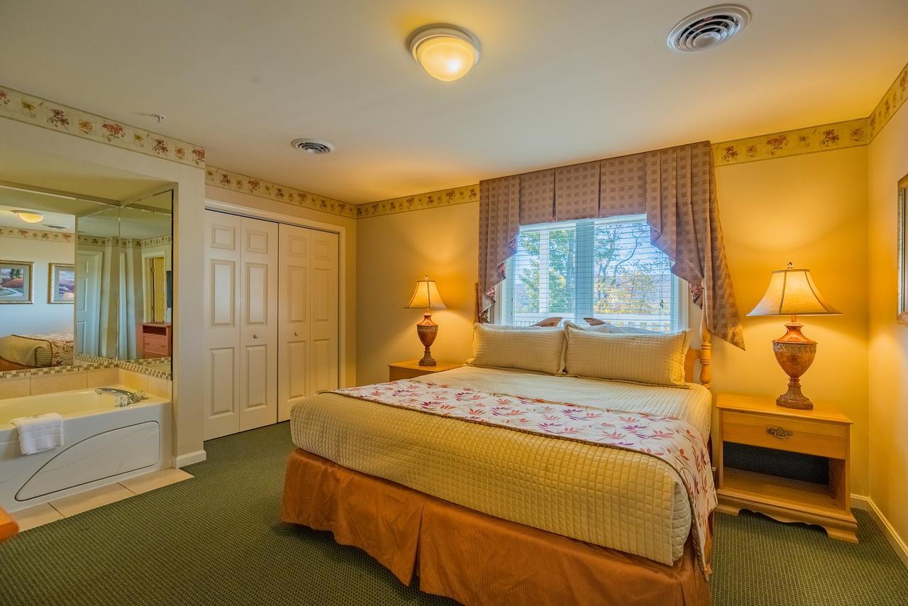 Vacation Village In The Berkshires Hancock Dış mekan fotoğraf A bedroom at the Inn at the Opera House