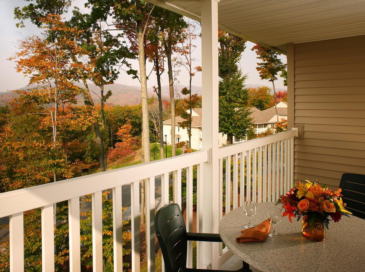 Vacation Village In The Berkshires Hancock Dış mekan fotoğraf A typical balcony at the Inn at the Opera House
