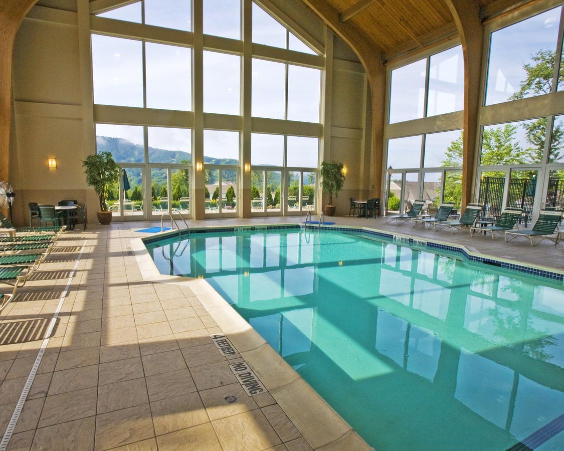 Vacation Village In The Berkshires Hancock Dış mekan fotoğraf The indoor pool at the Grand Summit Hotel